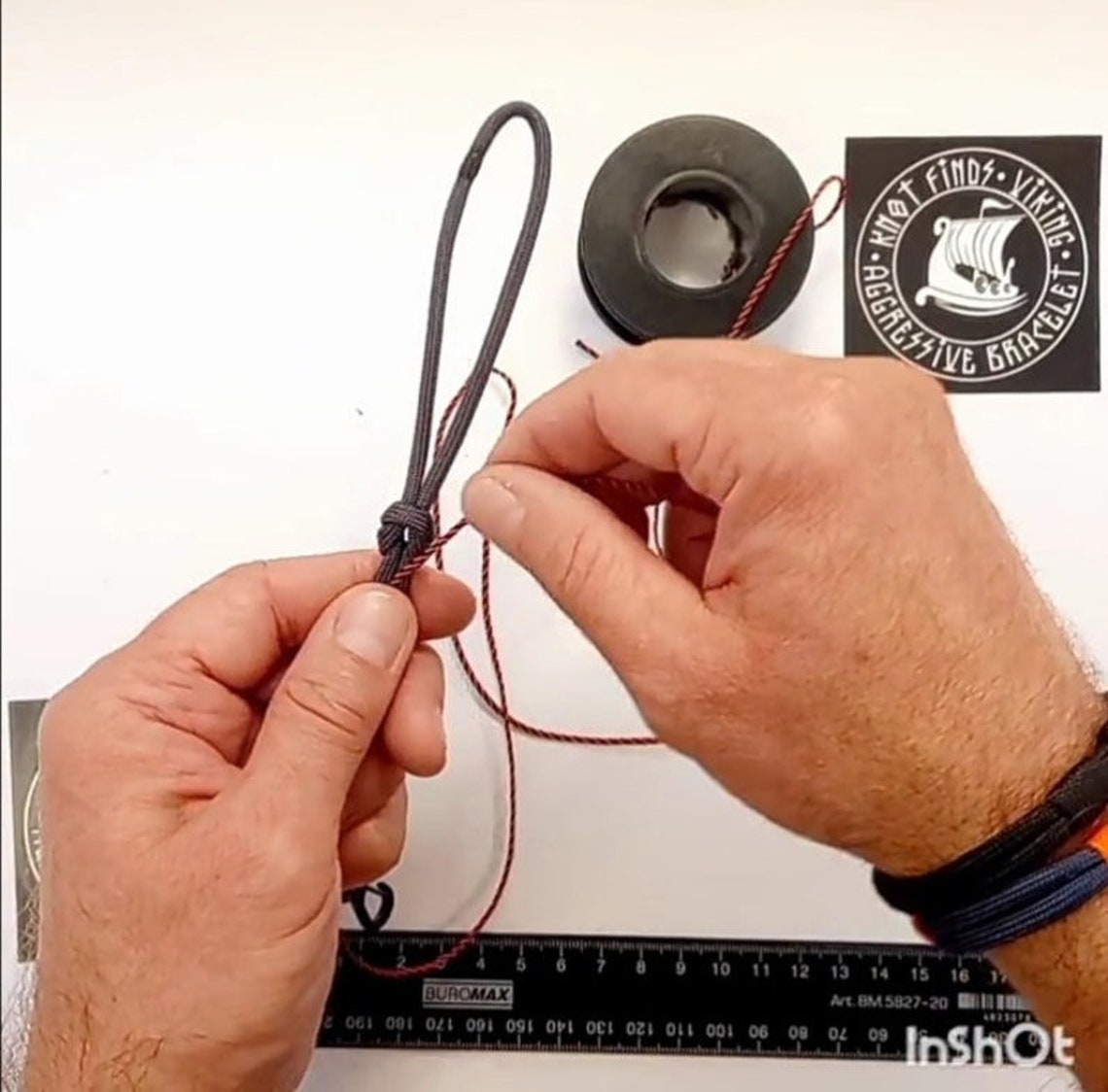 Instruction for the weaving carabiner bracelet. DIY gift. Paracord